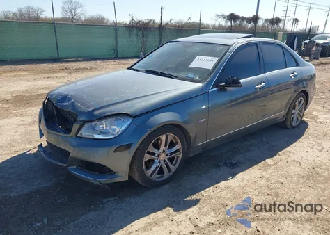 2012 Mercedes-Benz C 250 Luxury/Sport z USA, uszkodzony, nr VIN WDDGF4HB4CA622194